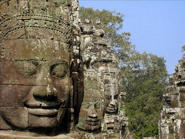 Суровые лица Ангкор-Ват