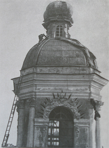 Снятие маскировочного чехла с купола Никольского собора. 