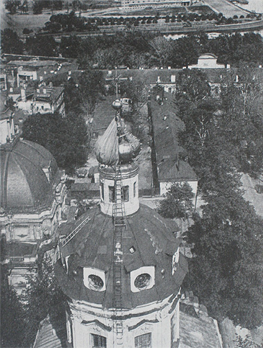 Снятие маскировочного чехла с купола Петропавловского собора. 1944 год